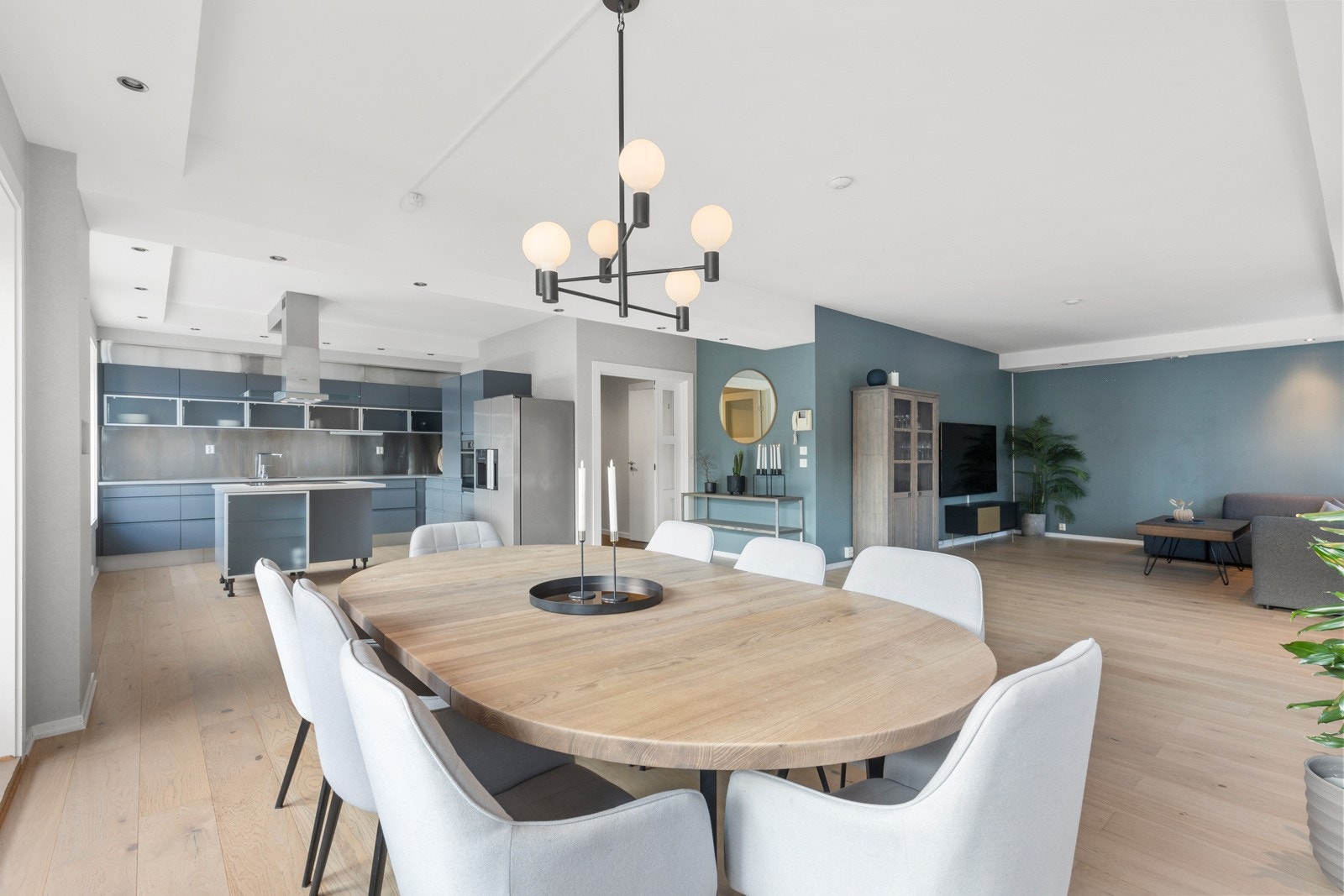 Stue og kjøkken måler til sammen over 60 m² tilsammen. Store vindusflater og god takhøyde gir en meget god romfølelse. Leiligheten bør oppleves for riktig inntrykk Galleribilde