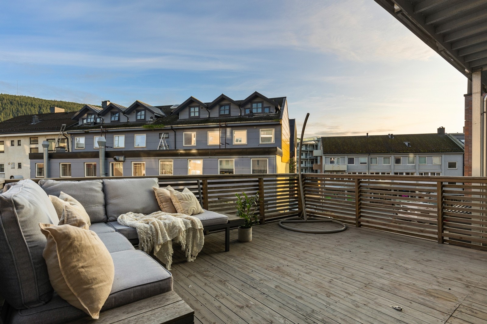 Grip muligheten nå til å sikre deg noe av det større og bedre sentrumsmarkedet har å by på. Boligen en flott terrasse som ligger badet i sol store deler av dagen. Galleribilde