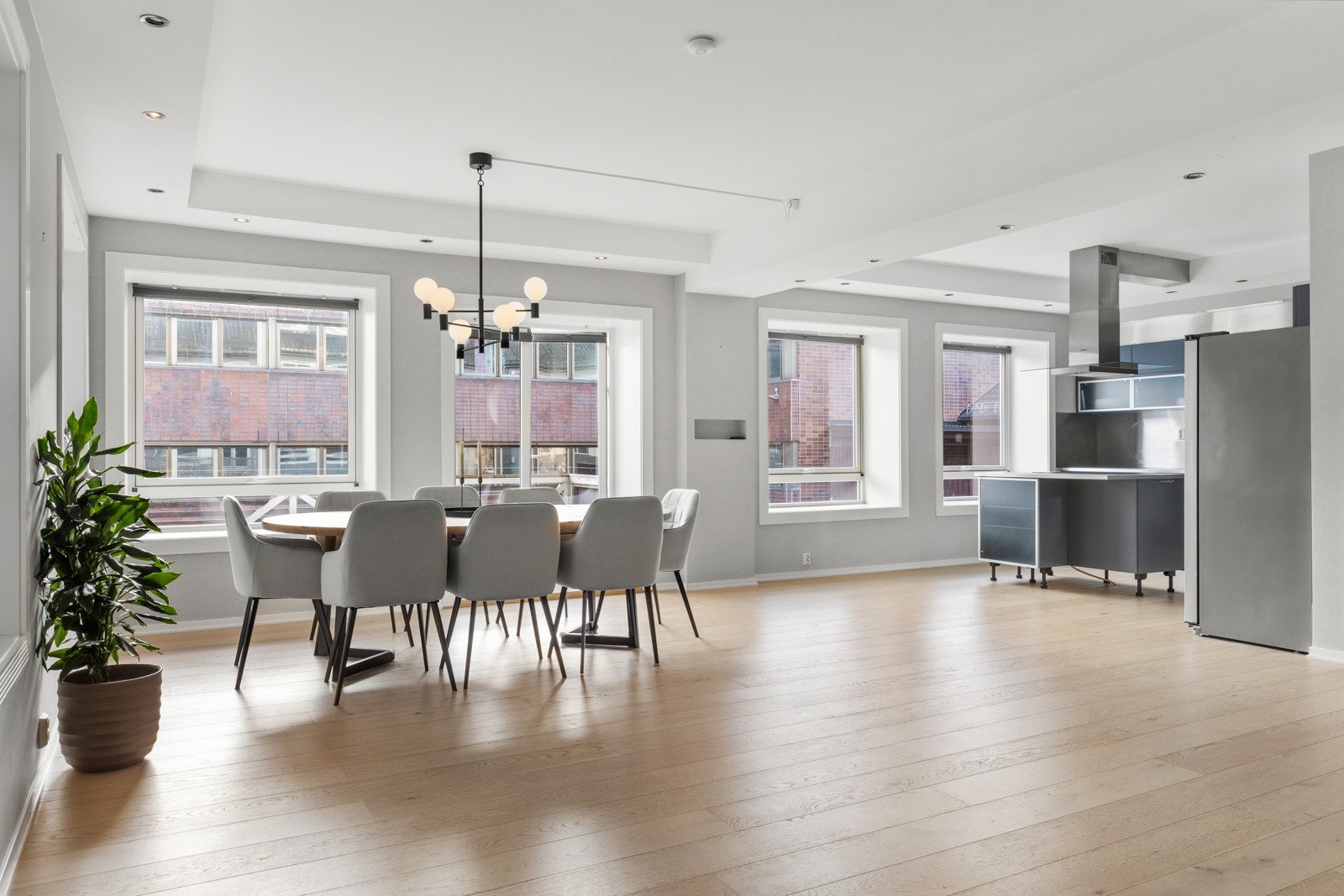 Boligen har gode lysforhold fra store vindusftlater | En fantastisk flott uteplass med svært gode solforhold Galleribilde