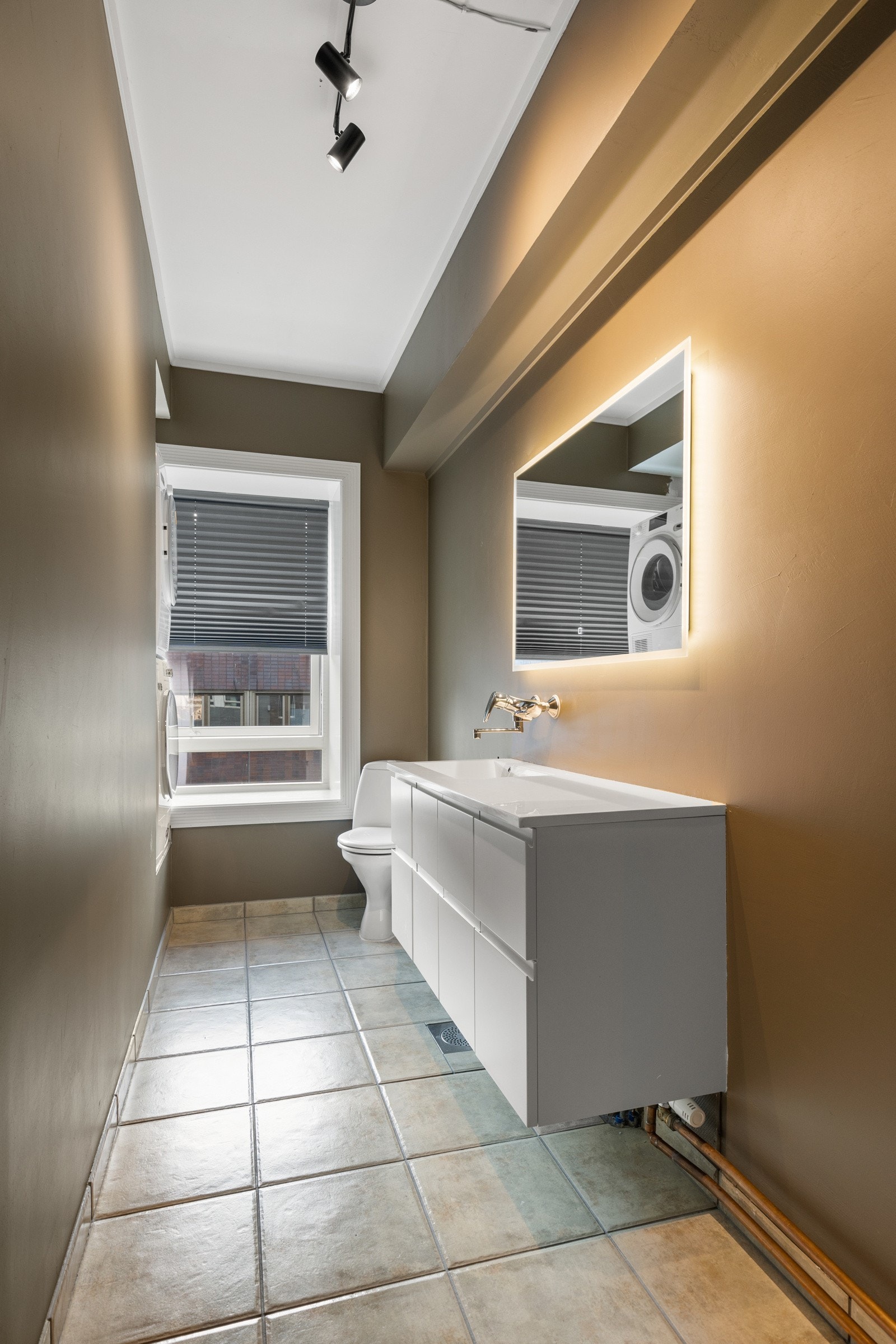 Her har man gode arbeidsflater. Selvsagt har en leilighet av denne størrelse eget vaskerom. Galleribilde