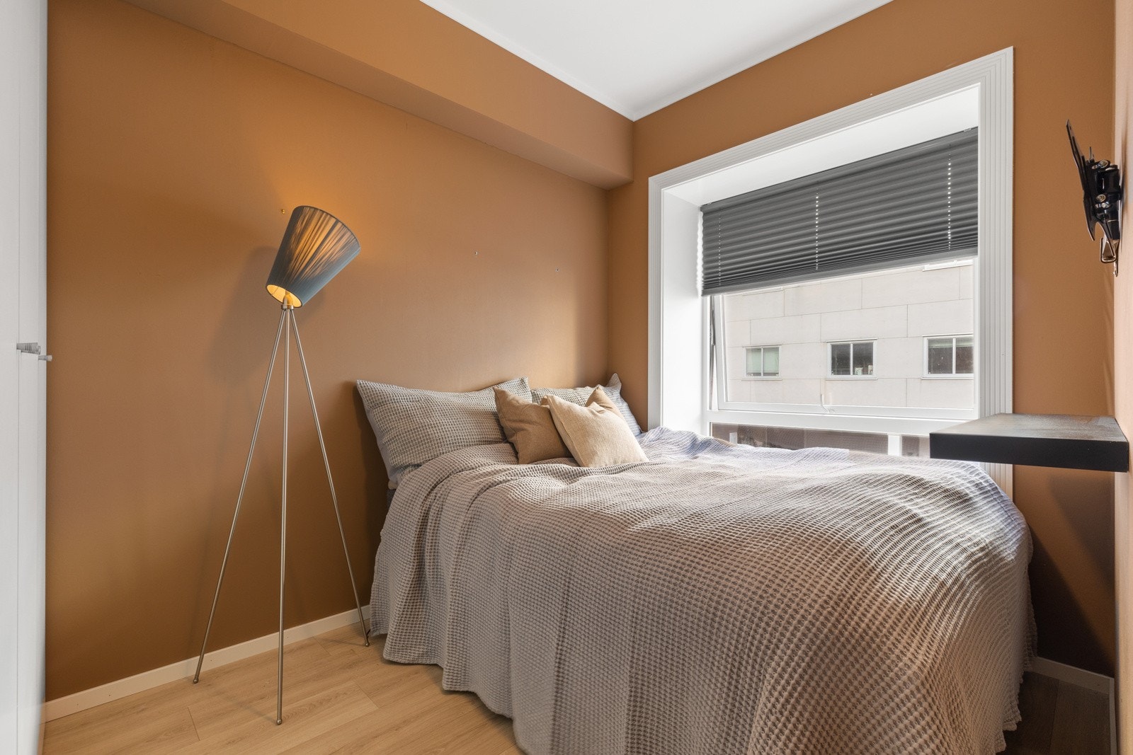 Alle rom i hele leiligheten er holdt i moderne fargepaletter og gulvet er gjennomgående i sin utførelse. Galleribilde