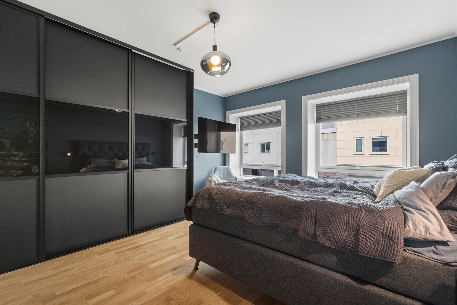 I alt finnes tre soverom i leiligheten. Dette er det største av de og måler nesten 20 m². Som nevnt tidligere må leiligheten oppleves for at inntrykket skal bli riktig. Galleribilde