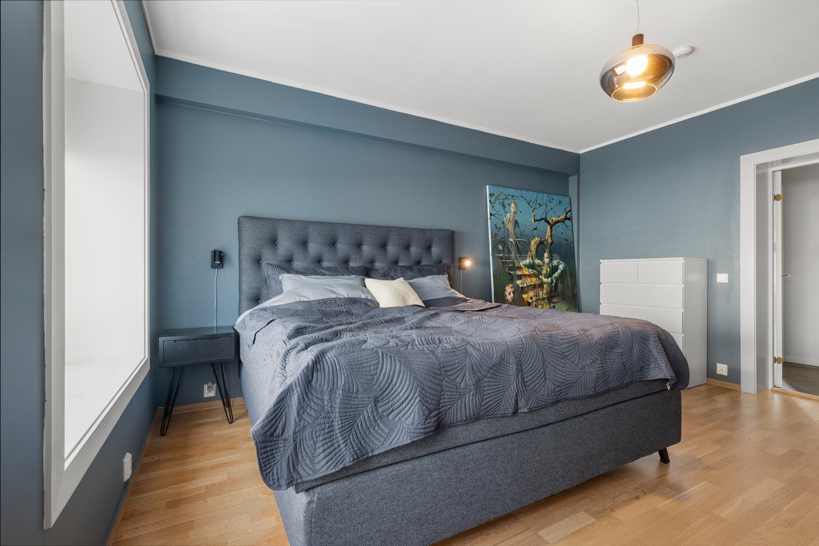 Her er alt lagt til rett for en god natts søvn. Sengen på bilde er større enn 180 cm. Galleribilde