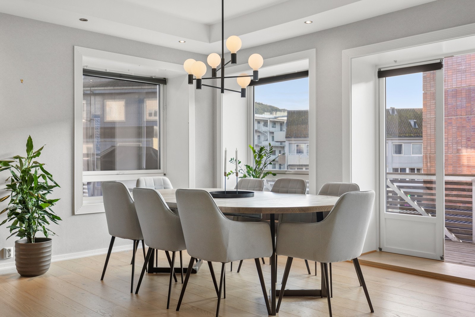 Er du typen som har en stor familie? Eller liker å ha middagsgjester på besøk? Her får hele storfamilien komfortabelt plass rundt spisebordet. Galleribilde