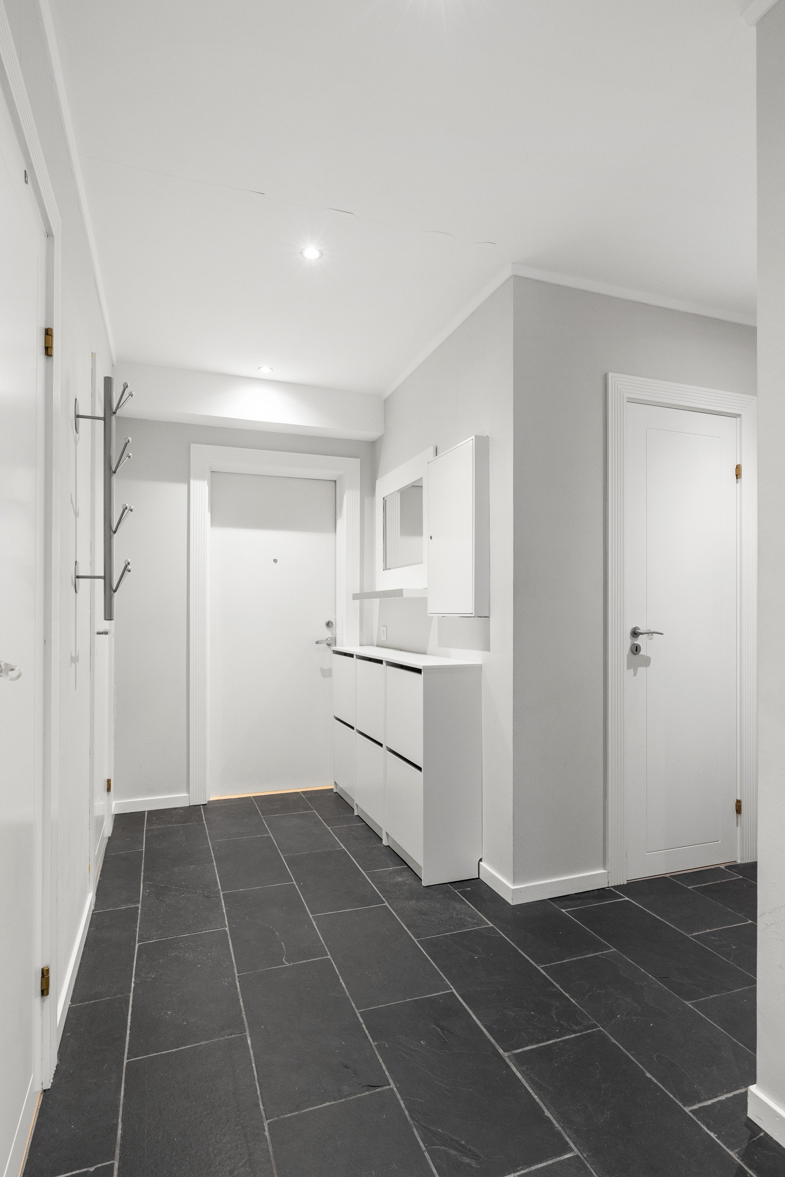 Velkommen inn. Fra felles inngangsparti kommer man inn i en lekker flislagt entré. Galleribilde