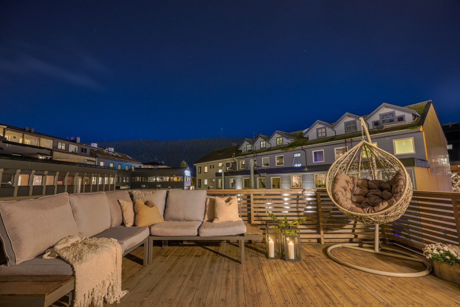 EIE eiendomsmegling ønsker velkommen til Gjennomgangen 11 - En meget voluminøs og svært innholdsrik 4-roms sentrumsleilighet på hele 142 m² BRA m Galleribilde