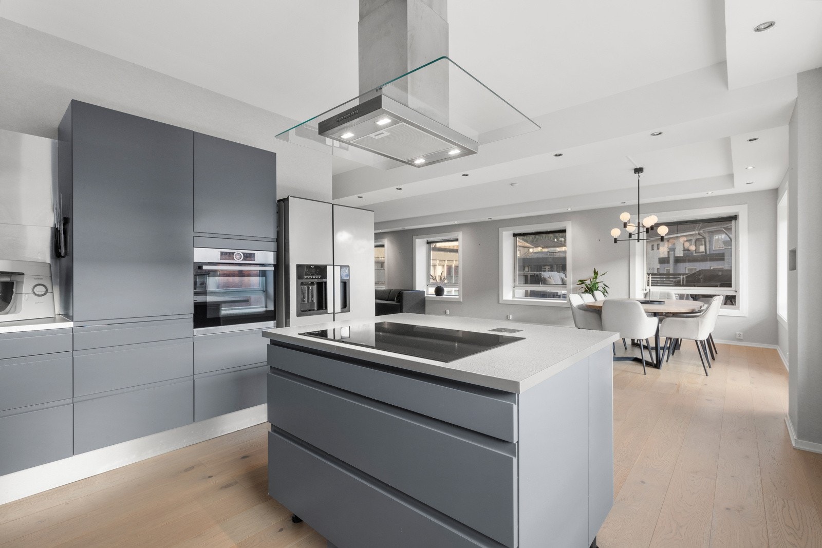 Kjøkkenøya blir hjerte på kjøkkenet og fra den har man full kontroll på over hva som skjer i stuen. Galleribilde