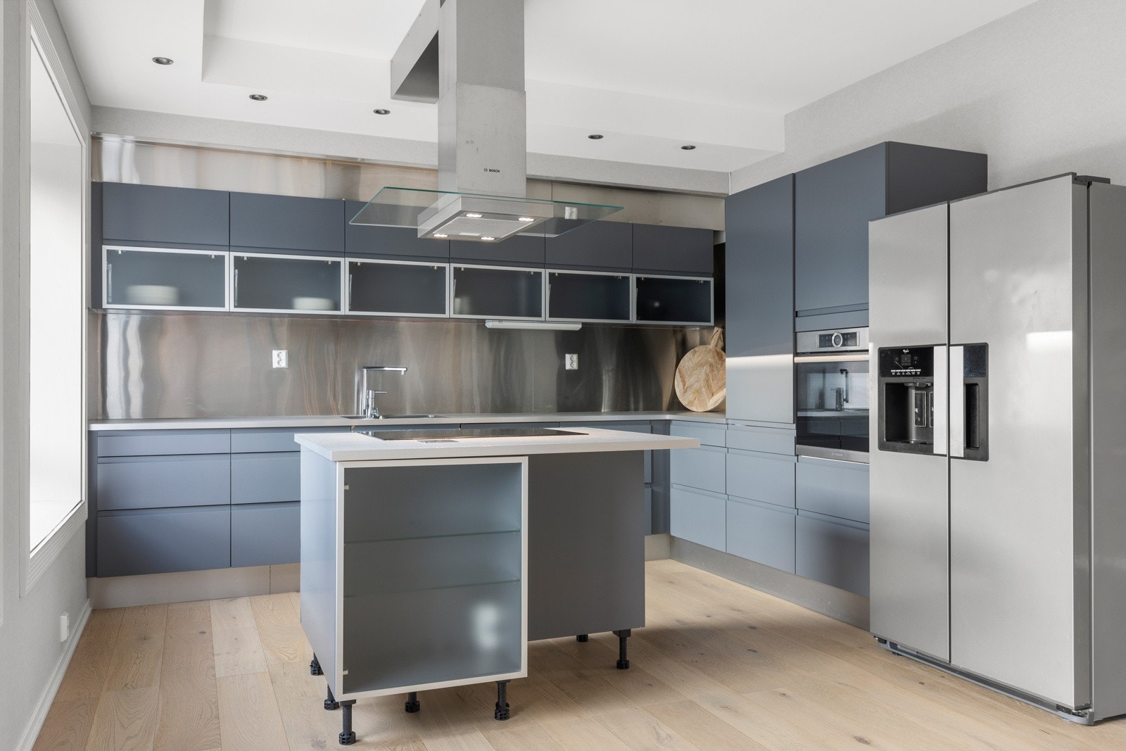 Kjøkkenet er pent, stilrent og praktisk utført. Galleribilde