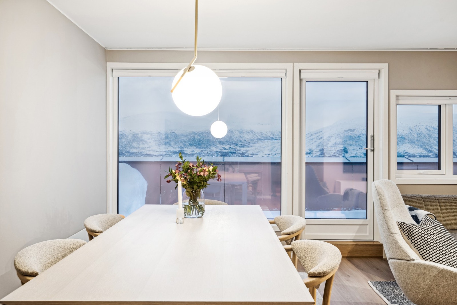 Stue med store vindusflater som gir godt med lys Galleribilde