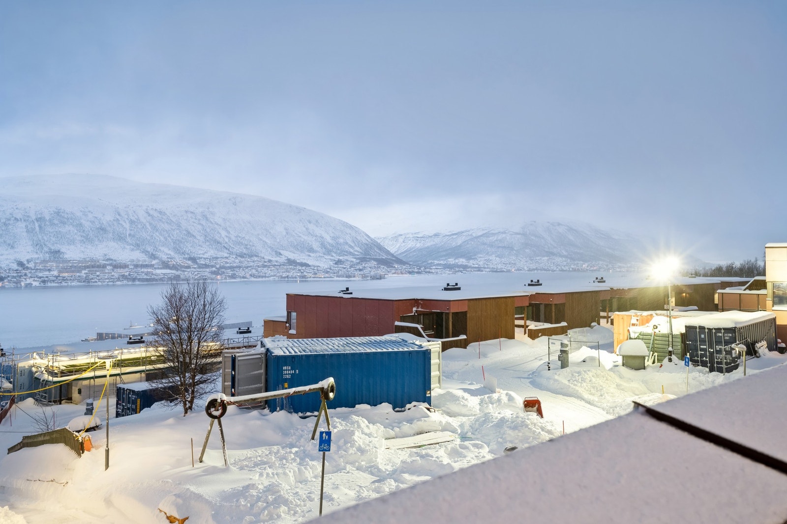Gode bussforbindelser rett utenfor boligen til sentrum og UNN/UiT. Bussen går også via jekta til Kvaløya og via sentrum til Tromsdalen. Rute 20 og 42 Galleribilde