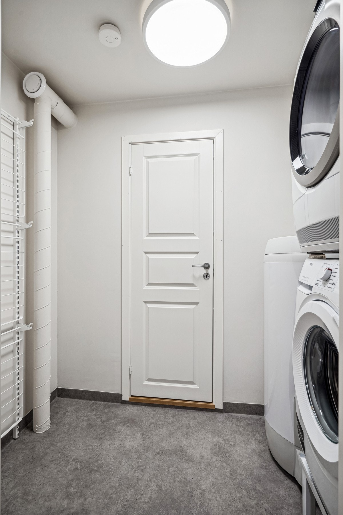 Vaskerom. Det er montert nytt vegghengt tørkestativ Galleribilde