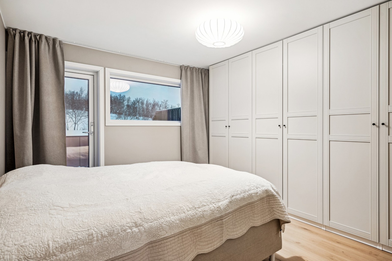 Soverom 1. God garderobeplass.
Utgang til balkong Galleribilde