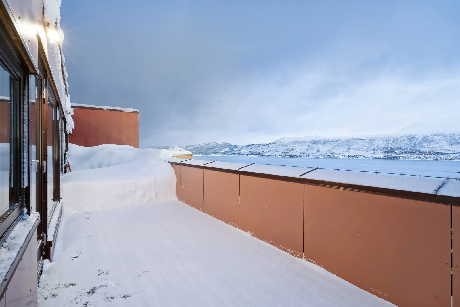 Boligen har tre uteplasser, markterrasse ved inngangsparti, veranda med utgang fra stue og stor balkong over bod/ inngangsparti Galleribilde