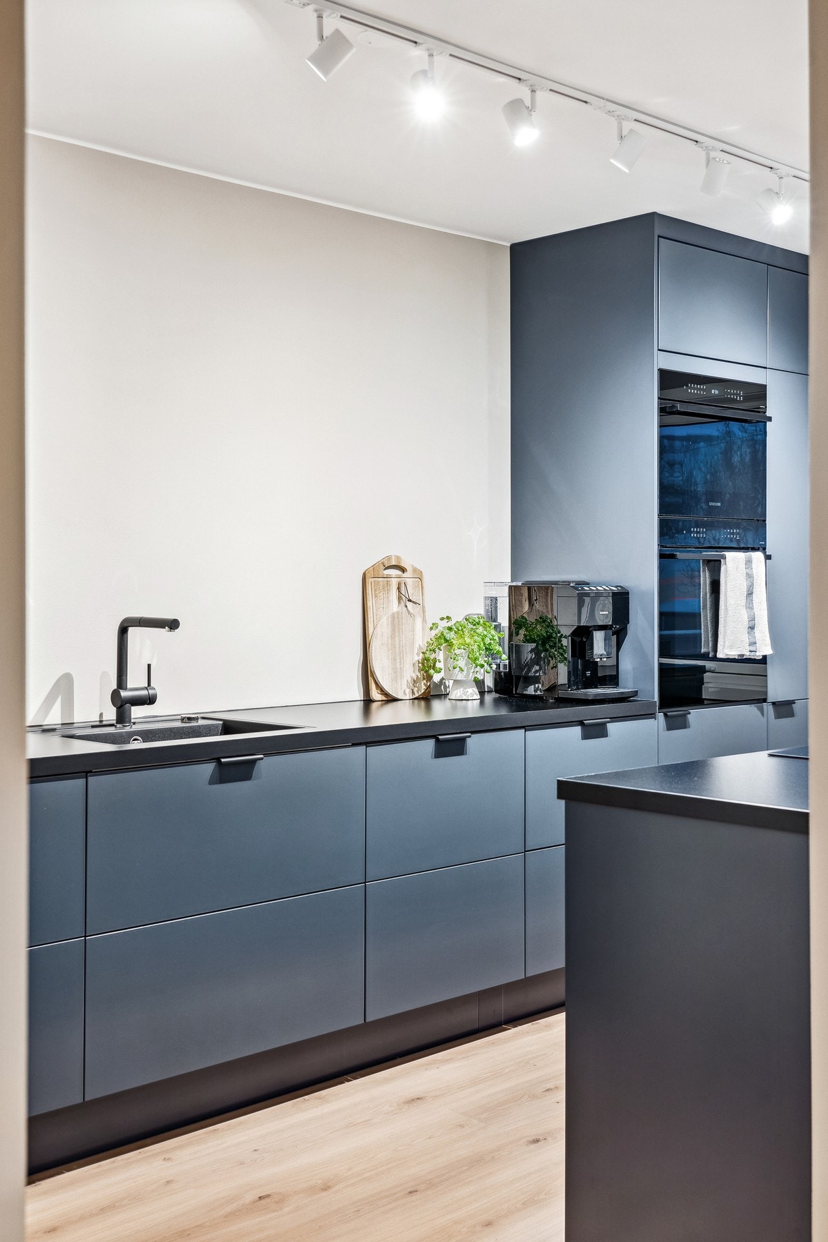 Nytt kjøkken med nye hvitevarer: integrert stekeovn, kombiovn, kjøleskap
uten frys, oppvaskmaskin, vinskap og platetopp med innebygd ventilator Galleribilde