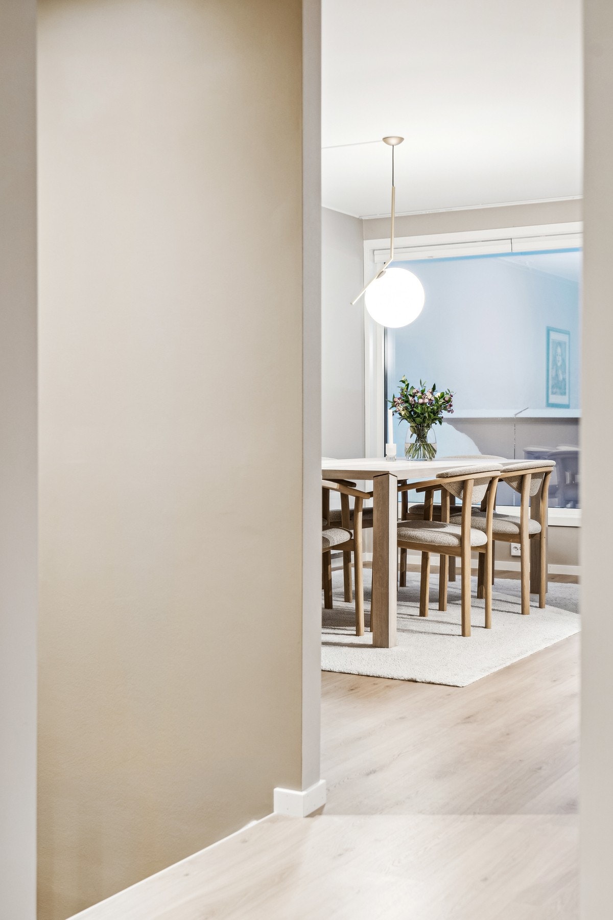 Det er åpnet opp mellom kjøkken og stue Galleribilde