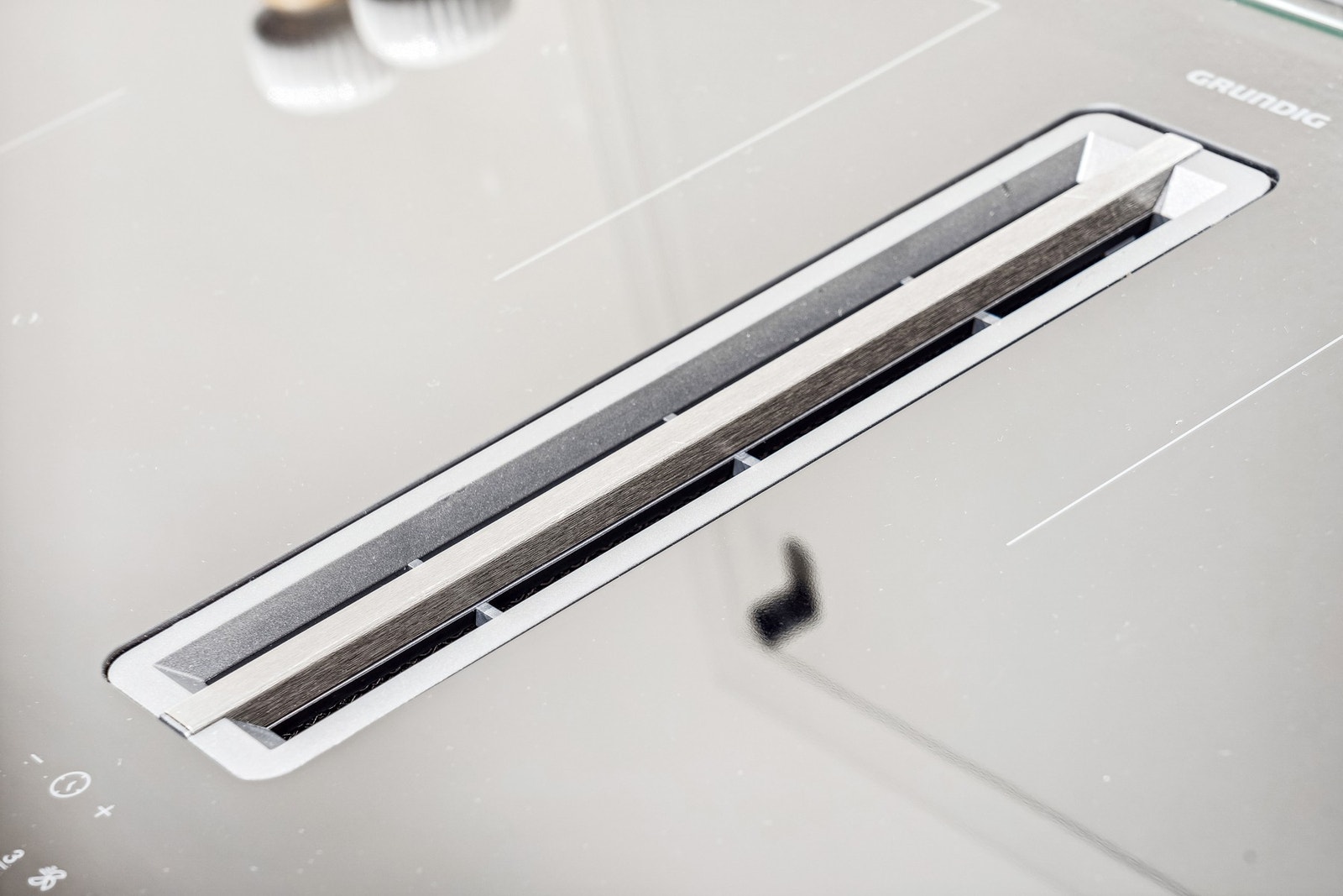 Moderne platetopp med innebygd ventilator Galleribilde