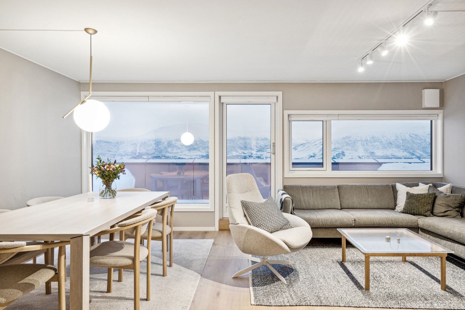 Stue med utgang til veranda Galleribilde