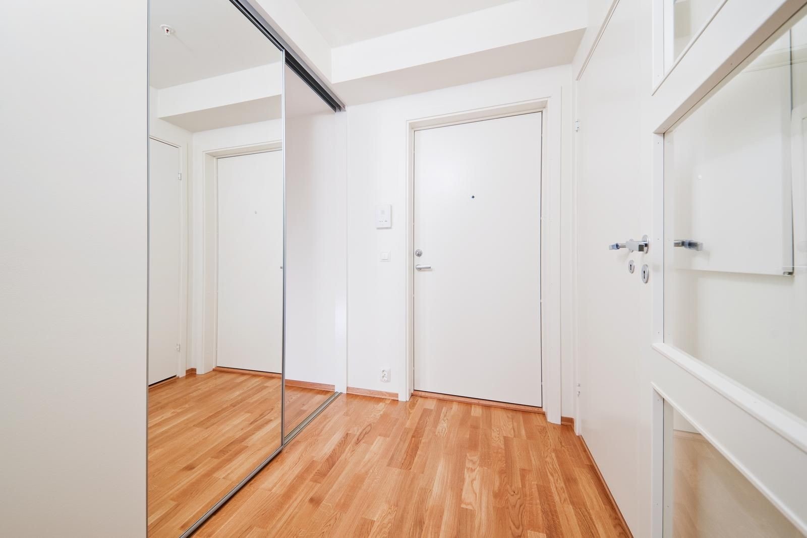 gang med stor skyvedørsgarderobe Galleribilde