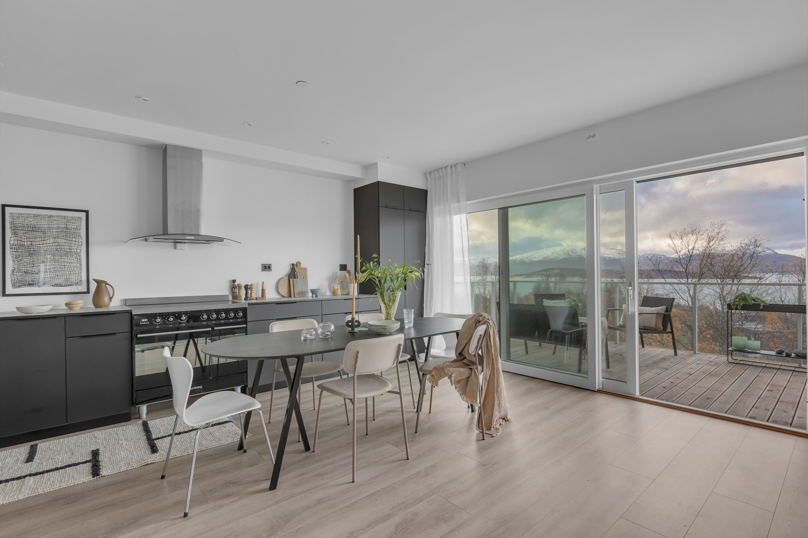 Fra kjøkken og spisestue er det utgang til vestvendt og solrik balkon Galleribilde