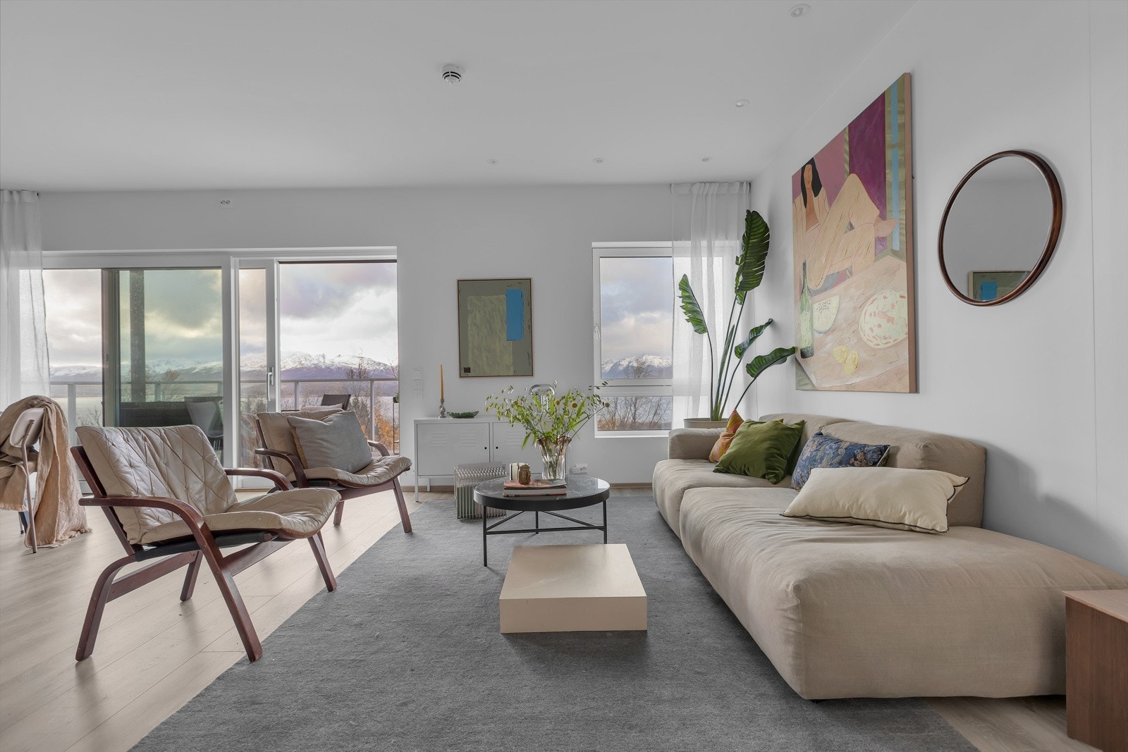 Stuen byr på store vindusflater, nydelig vestvendt utsikt og god takhøyde på ca. 2.60m Galleribilde