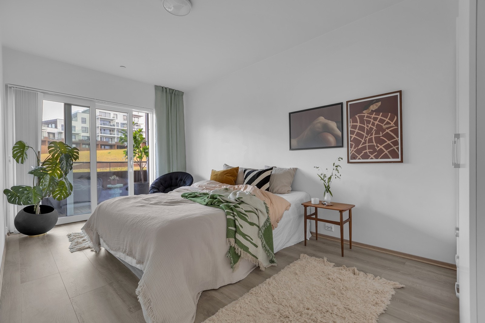 Leilighetens hovedsoveom er på ca. 14m2. Herfra er det også utgang til en flott øst-vendt balkong hvor morgen- og formiddagssolen nytes Galleribilde