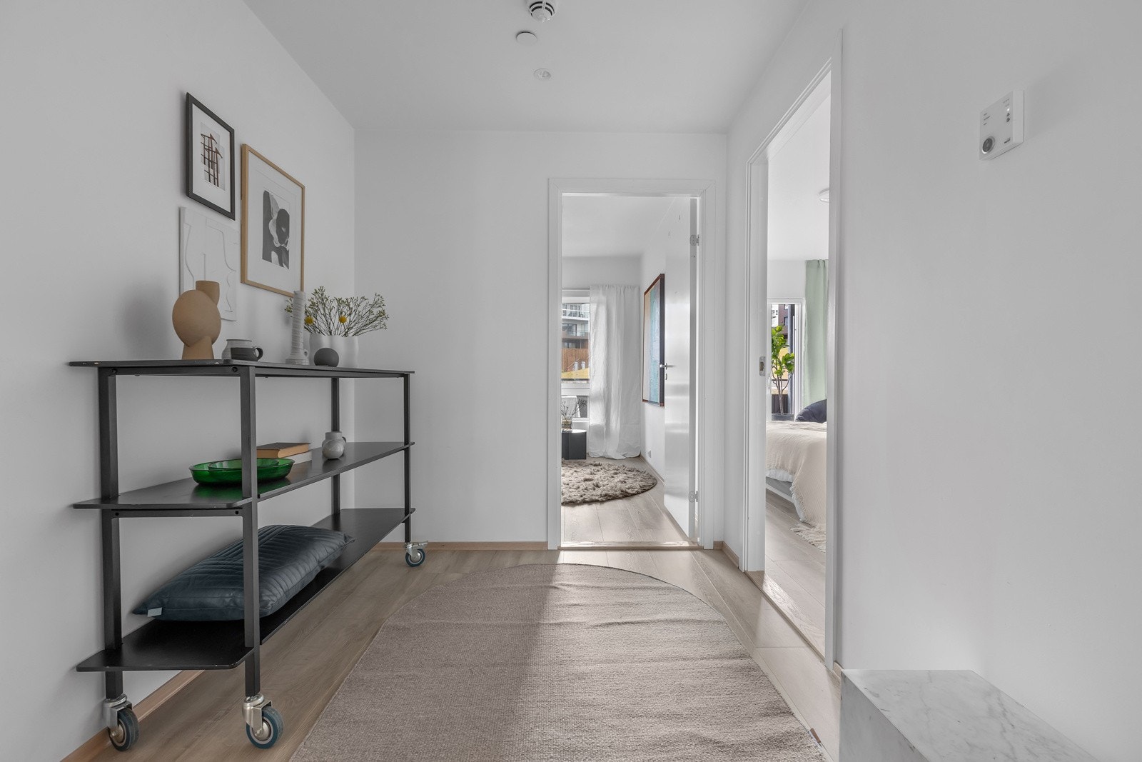 Fra entreen ledes du til denne hallen som igjen går videre til boligens 2 andre soverom Galleribilde