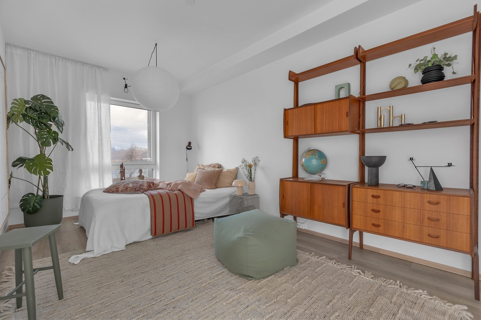 I bakkant av stuen finner du et av leilighetens totalt 3 soverom Galleribilde