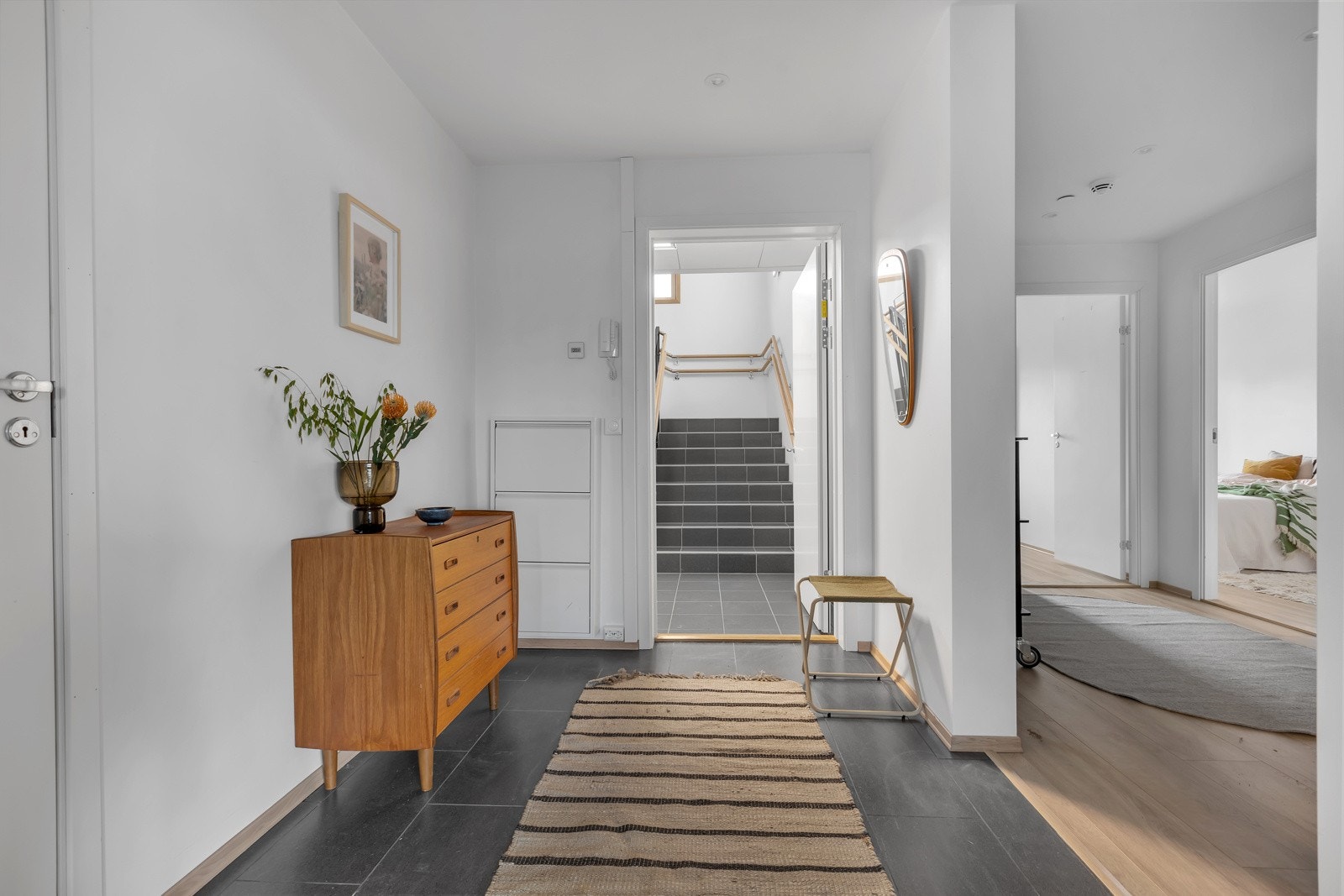 Velkommen inn! Det første som møter deg er dette fine og romslige inngangspariet som leder deg til hall mellom soverom, bod, bad og toalettrom Galleribilde