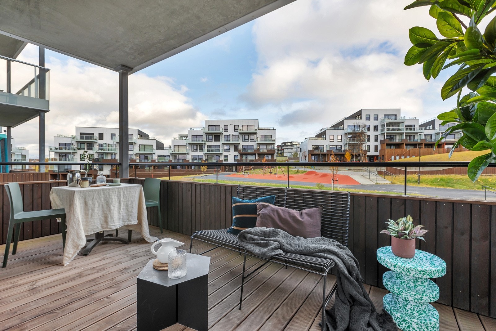 Denne balkongen er på ca. 10m2 og er som balkongen i front, overbygget Galleribilde