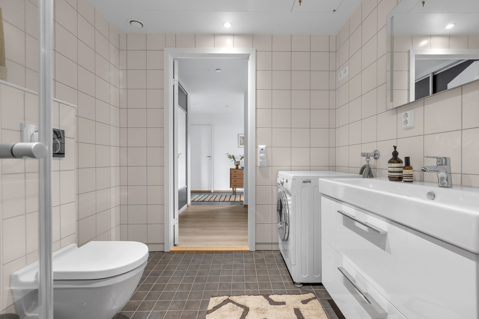 Marmælen 82 byr på både bad og toalettrom. Badet er med inngang fra hallen Galleribilde