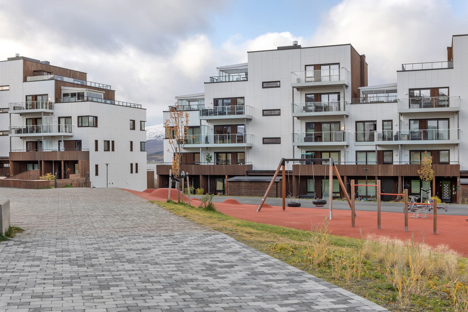 Uterområdene i Norrøna Boligpark er pent opparbeidet med interveier, sittegrupper, plenarealer og lekeapparater Galleribilde