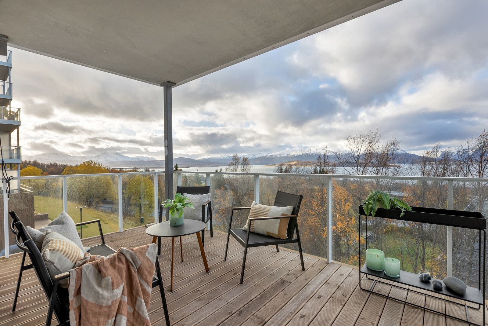 Balkongen er overbygget og er på ca. 12,5m2 Galleribilde