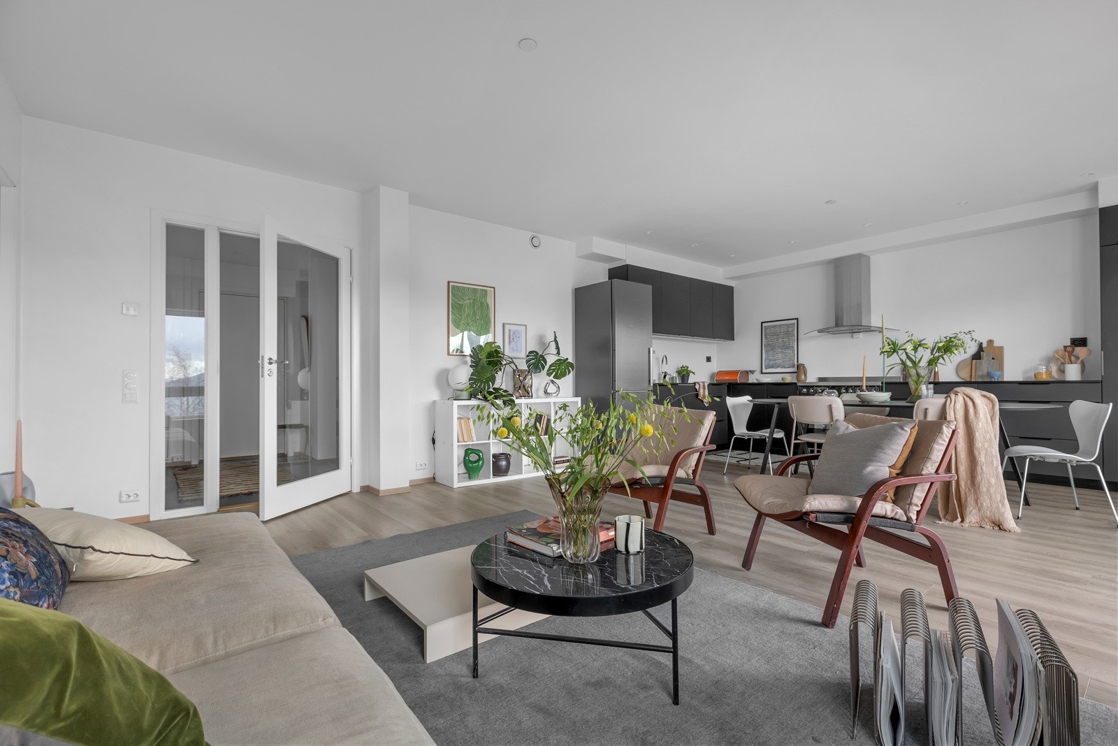 Stue og kjøkken er i åpen løsning Galleribilde