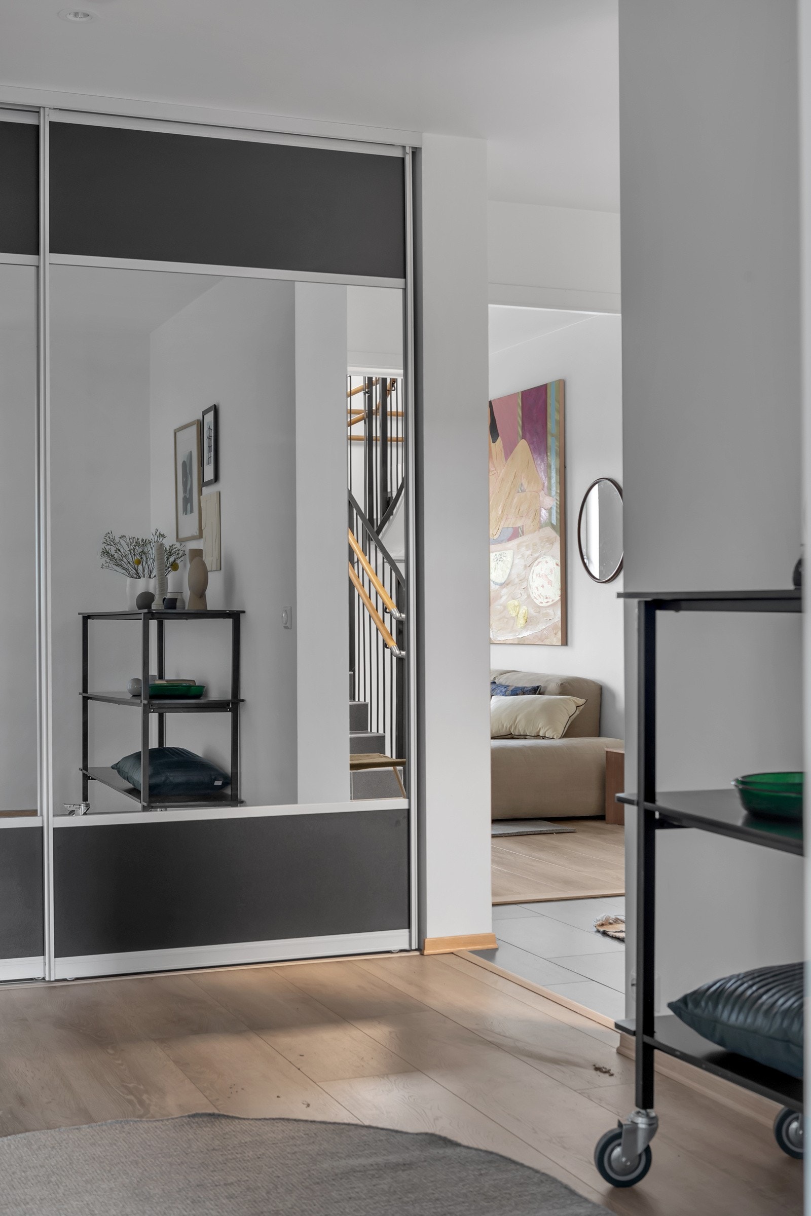 I hallen mellom soverommene er det montert en fin og praktisk skyvedørsgarderobe Galleribilde