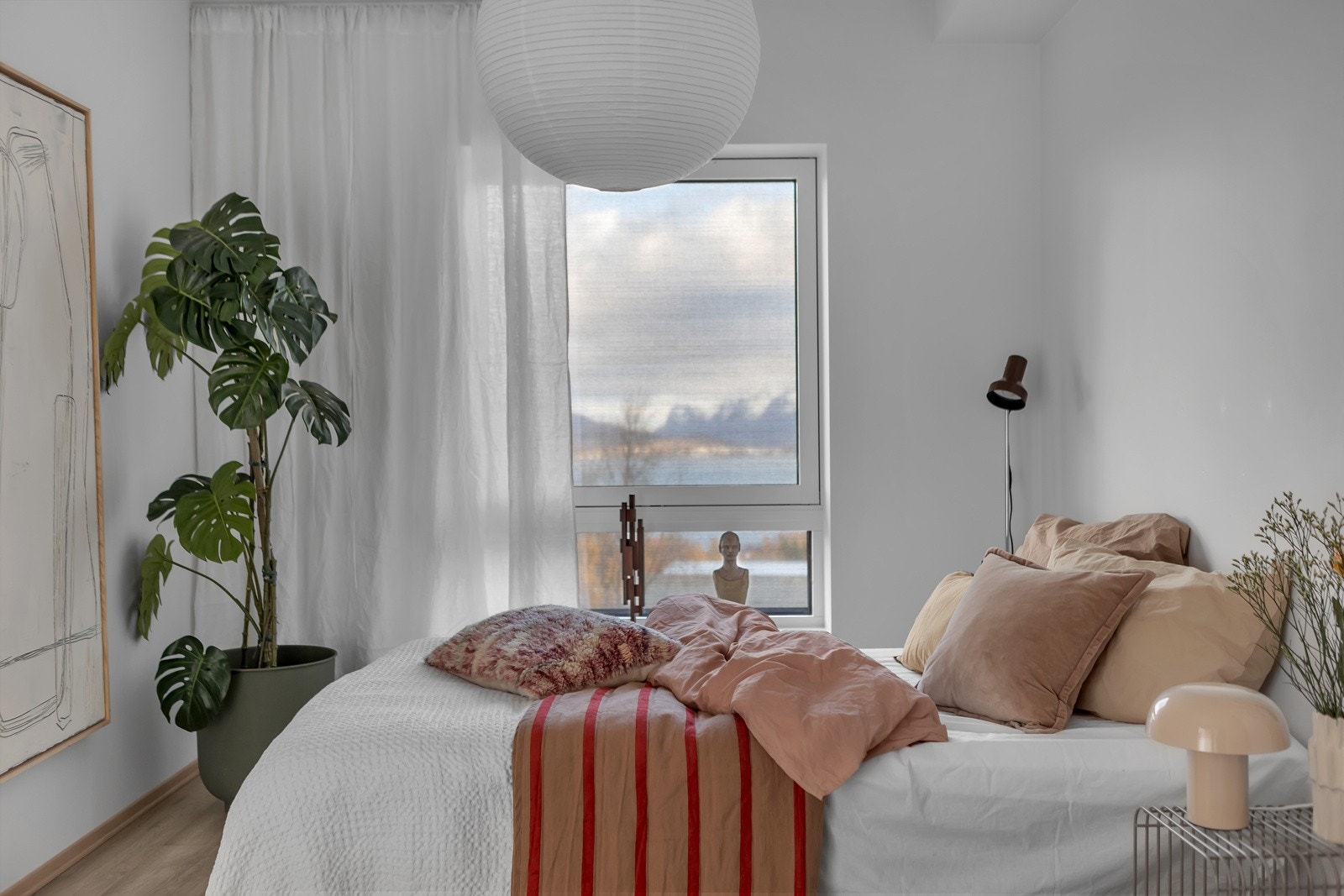 Pent rom med vindu mot vest Galleribilde