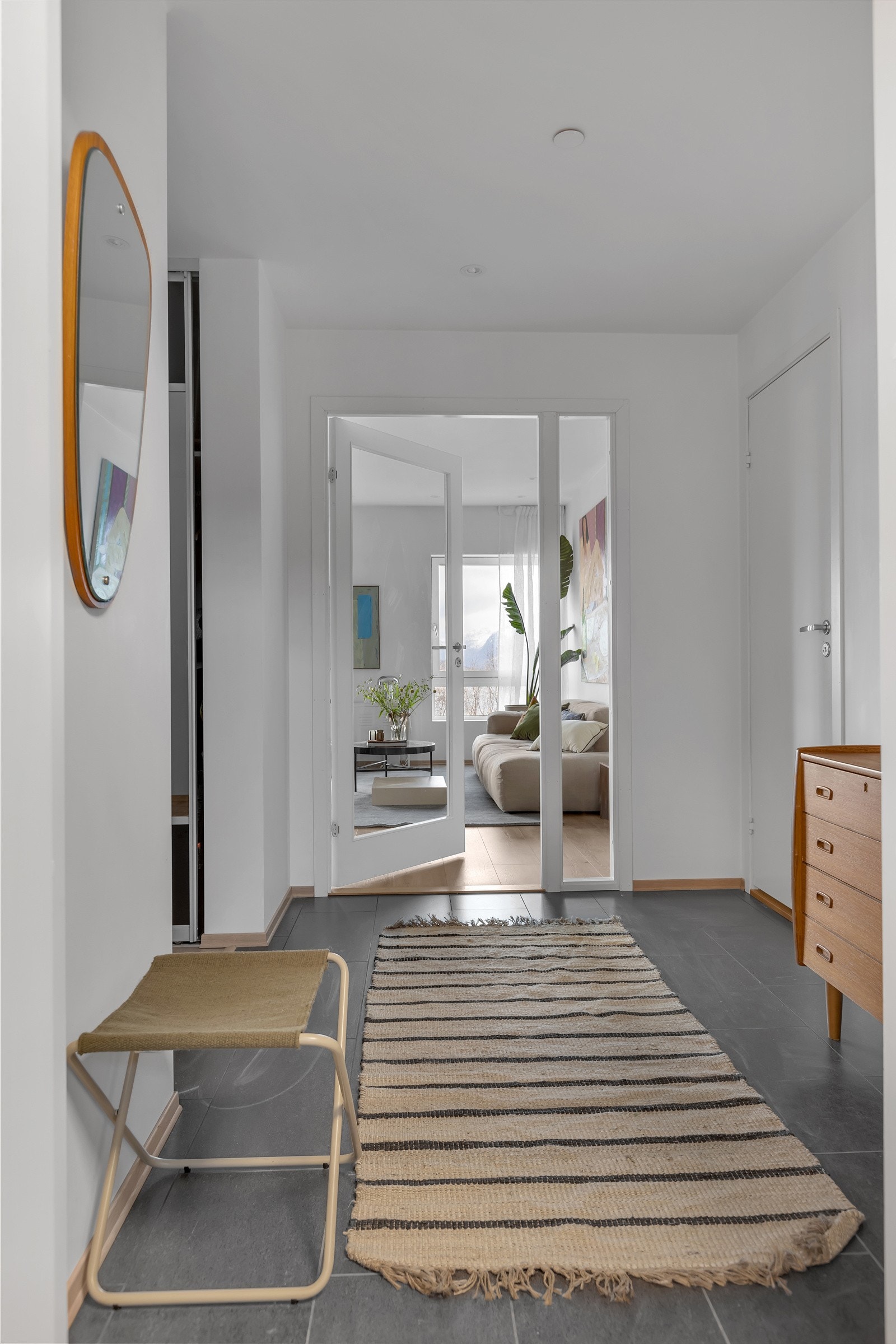 Videre fra inngangspartiet tas du til stuen Galleribilde