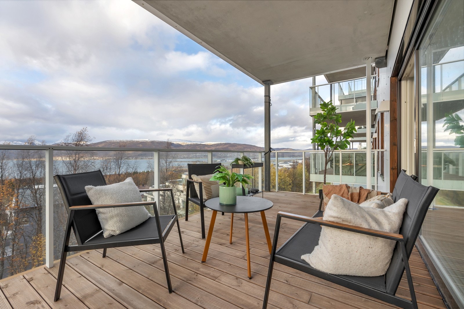 Her nytes sol og utsikt fra tidlig ettermiddag til sen kveld Galleribilde