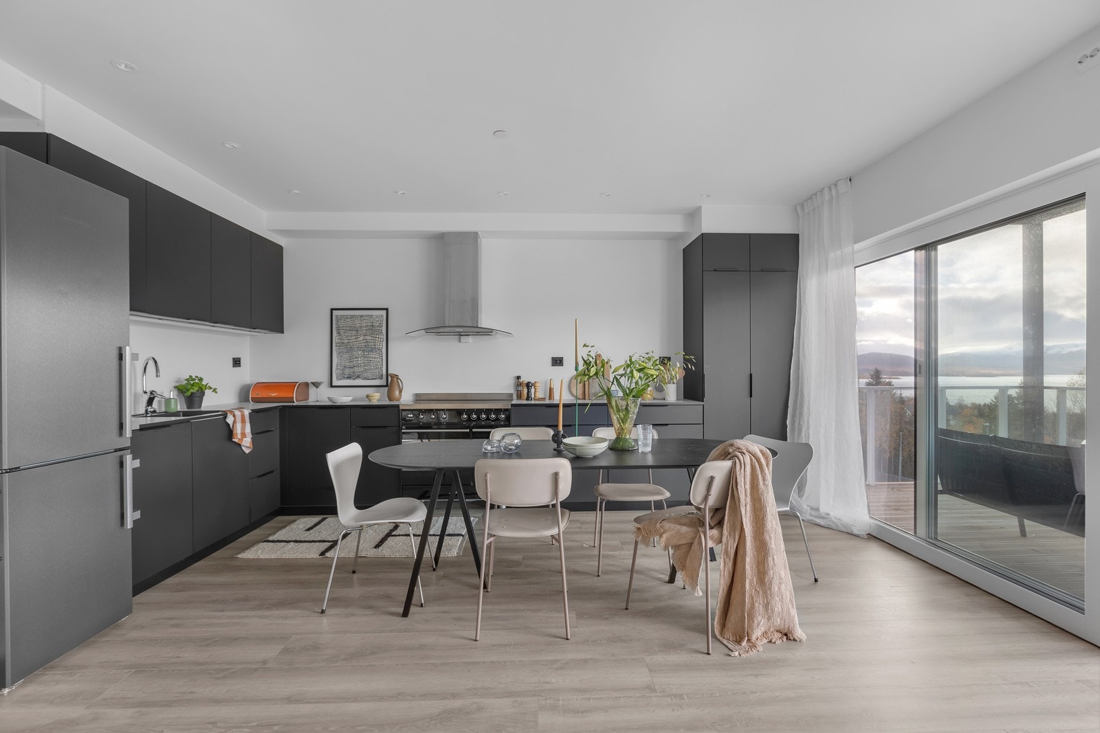 Pent og oppgradert kjøkken med god skap- og benkeplass Galleribilde