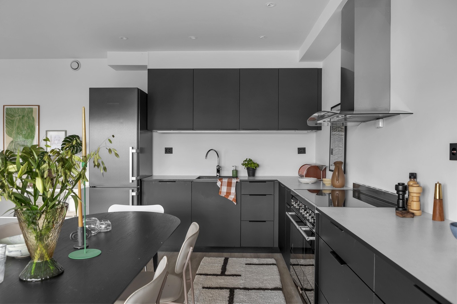 Kjøkkenet er i mørk utførelse Galleribilde