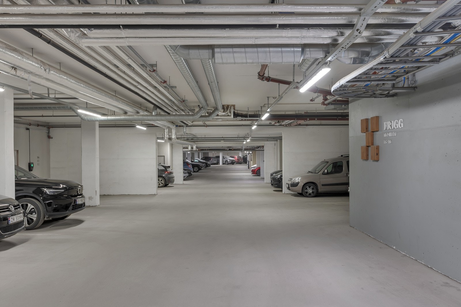 Til boligen er det egen plass i felles garasjeanlegg Galleribilde