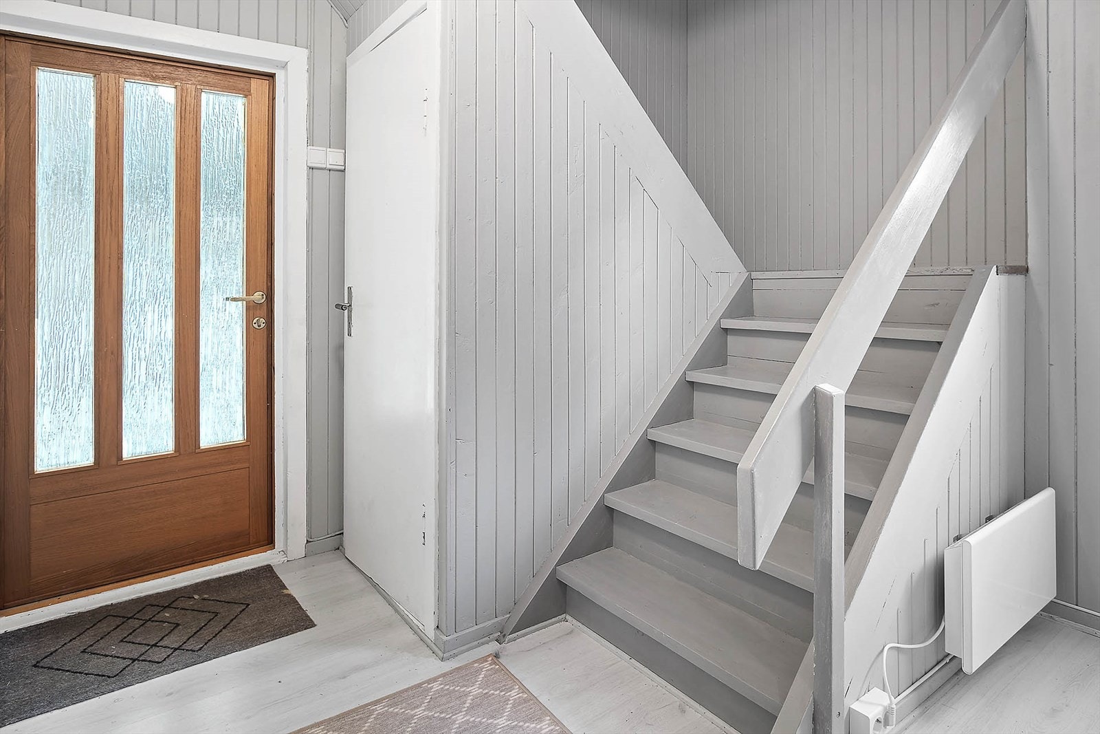 Trapp opp til loft, ytterdør og dør ned til kjelleren. Galleribilde