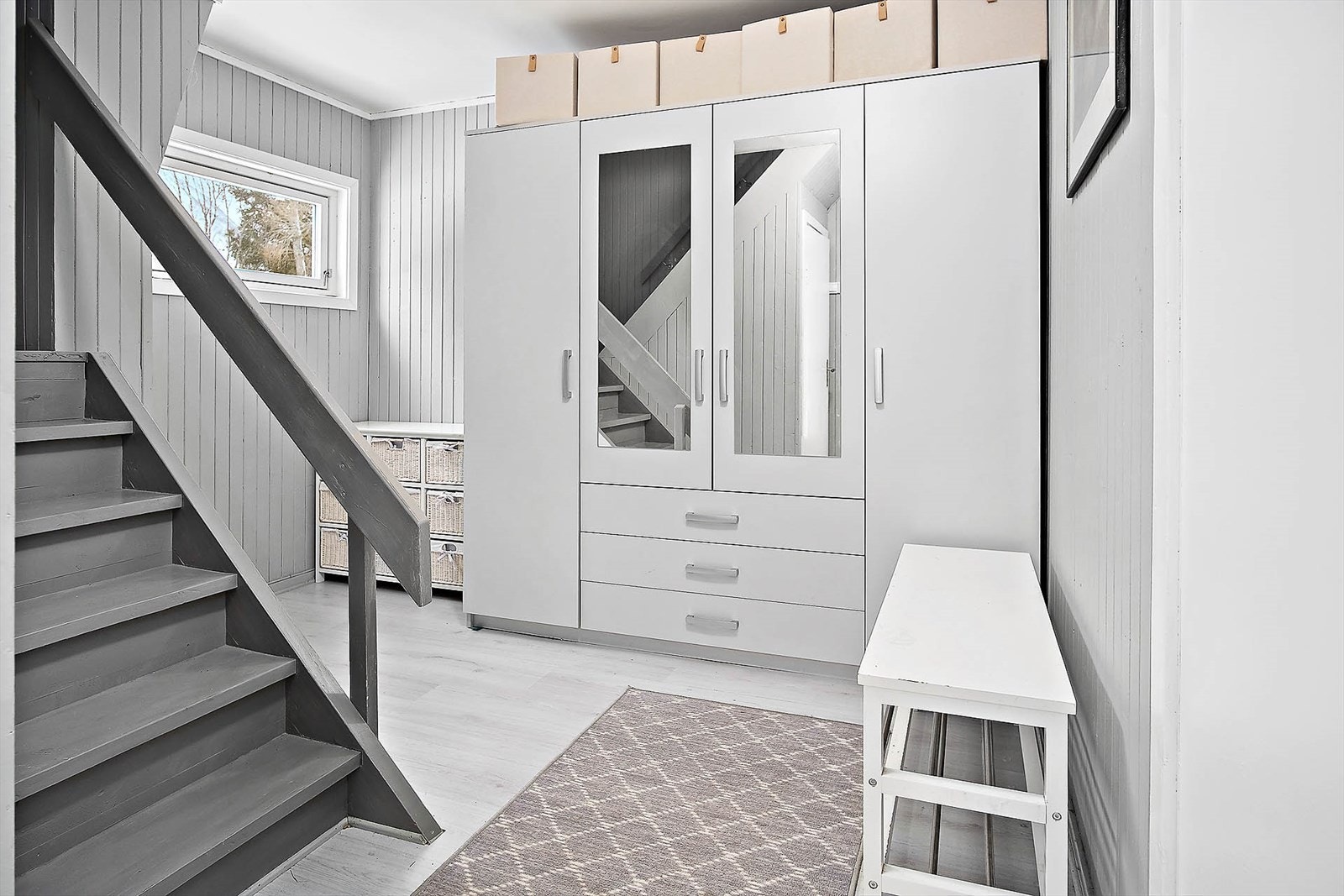 Entré/ inngangsparti. Bra med garderobeplass. Galleribilde