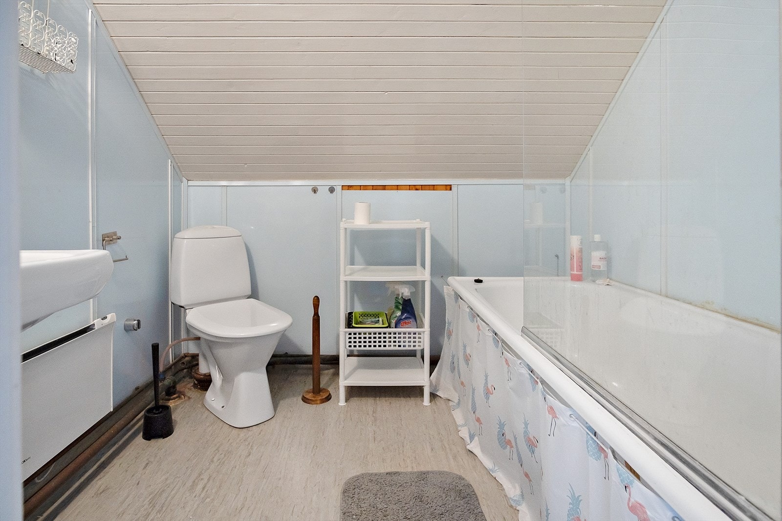 Montert badekar, wc og servant. Galleribilde