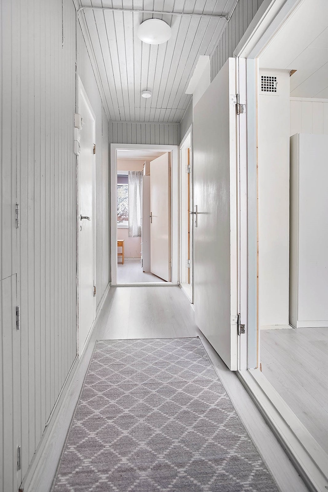 Loftsgang med adkomst videre til 3 soverom og bad Galleribilde