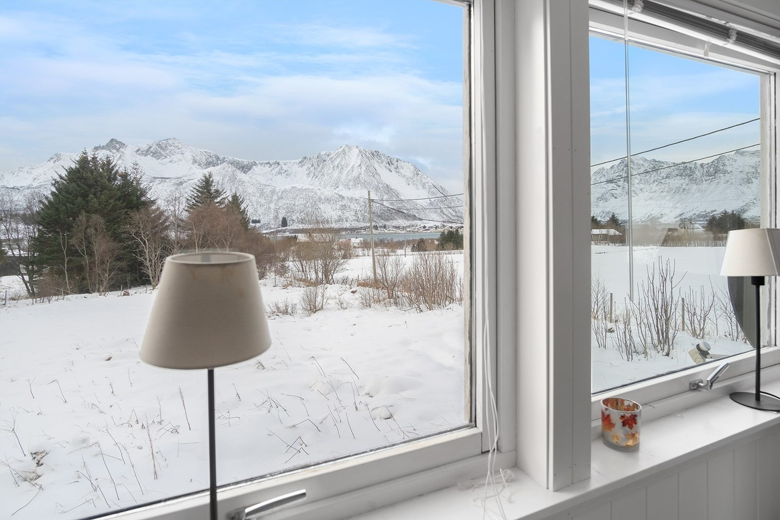 Utsikt mot sjø og fjell Galleribilde