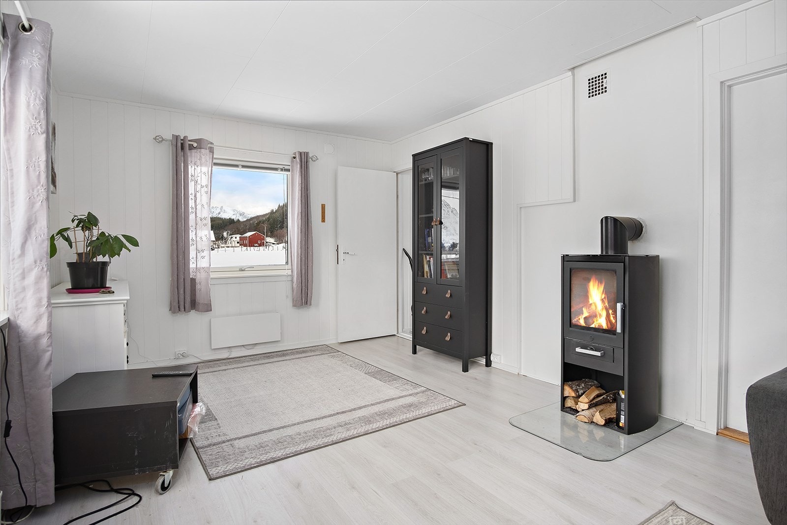 Stue med dør til kjøkkenet i bakkant Galleribilde