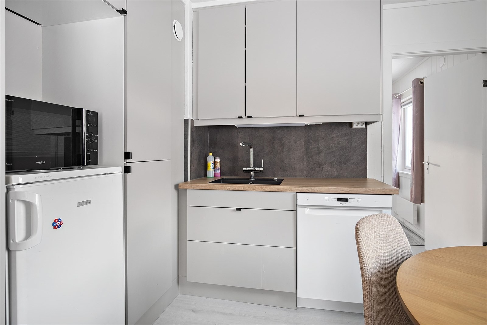 Kjøleskap, oppvaskmaskin og komfyr følger med i salget Galleribilde