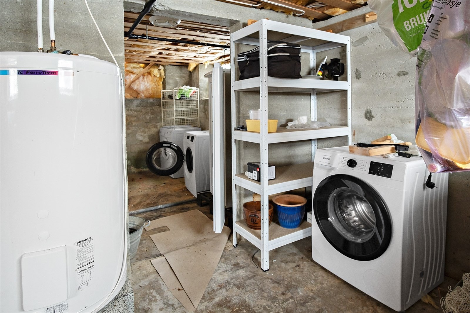 Kjeller med kjellerrom/ lager. Opplegg for vaskemaskin. Galleribilde