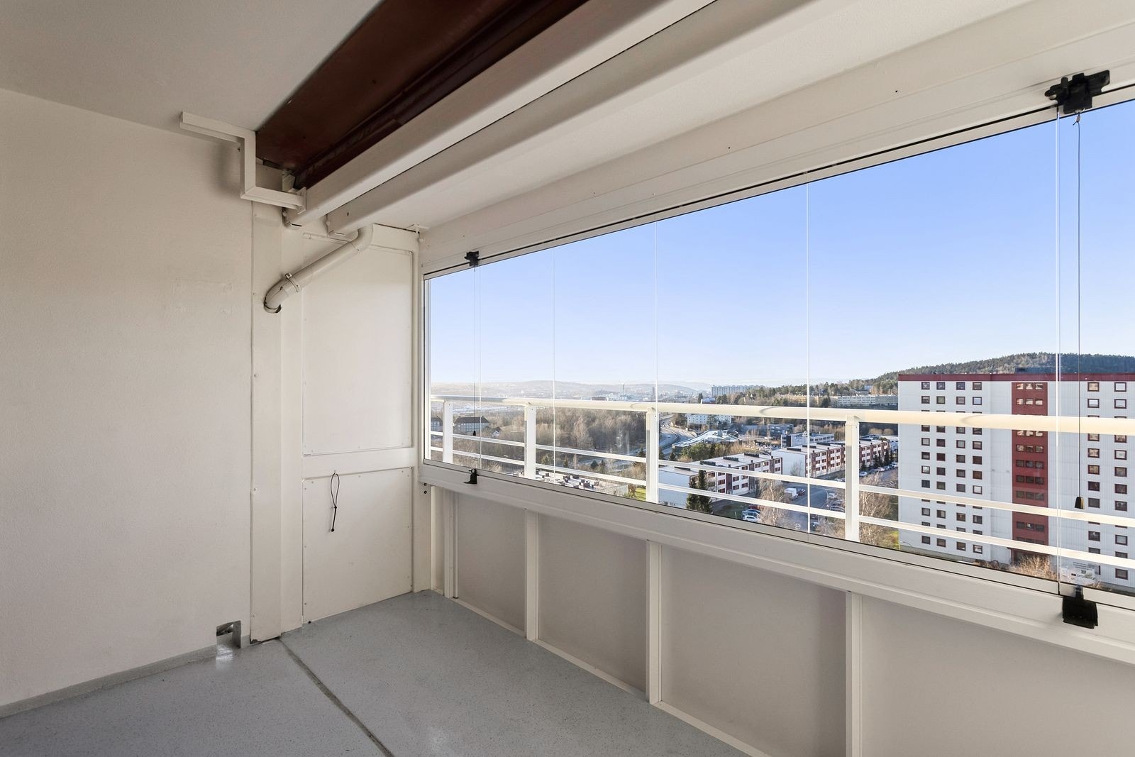 Innglasset balkong med utsikt. Galleribilde