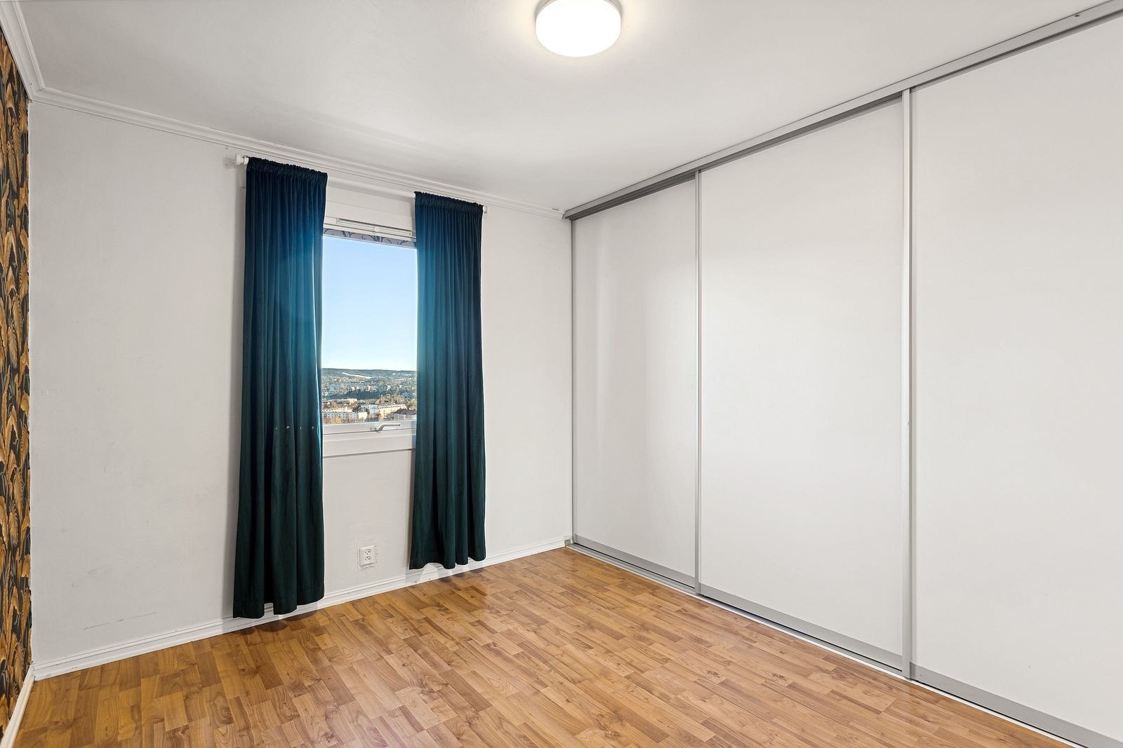 Soverom med skyvedørsgarderobe. Inngen innsyn. Galleribilde